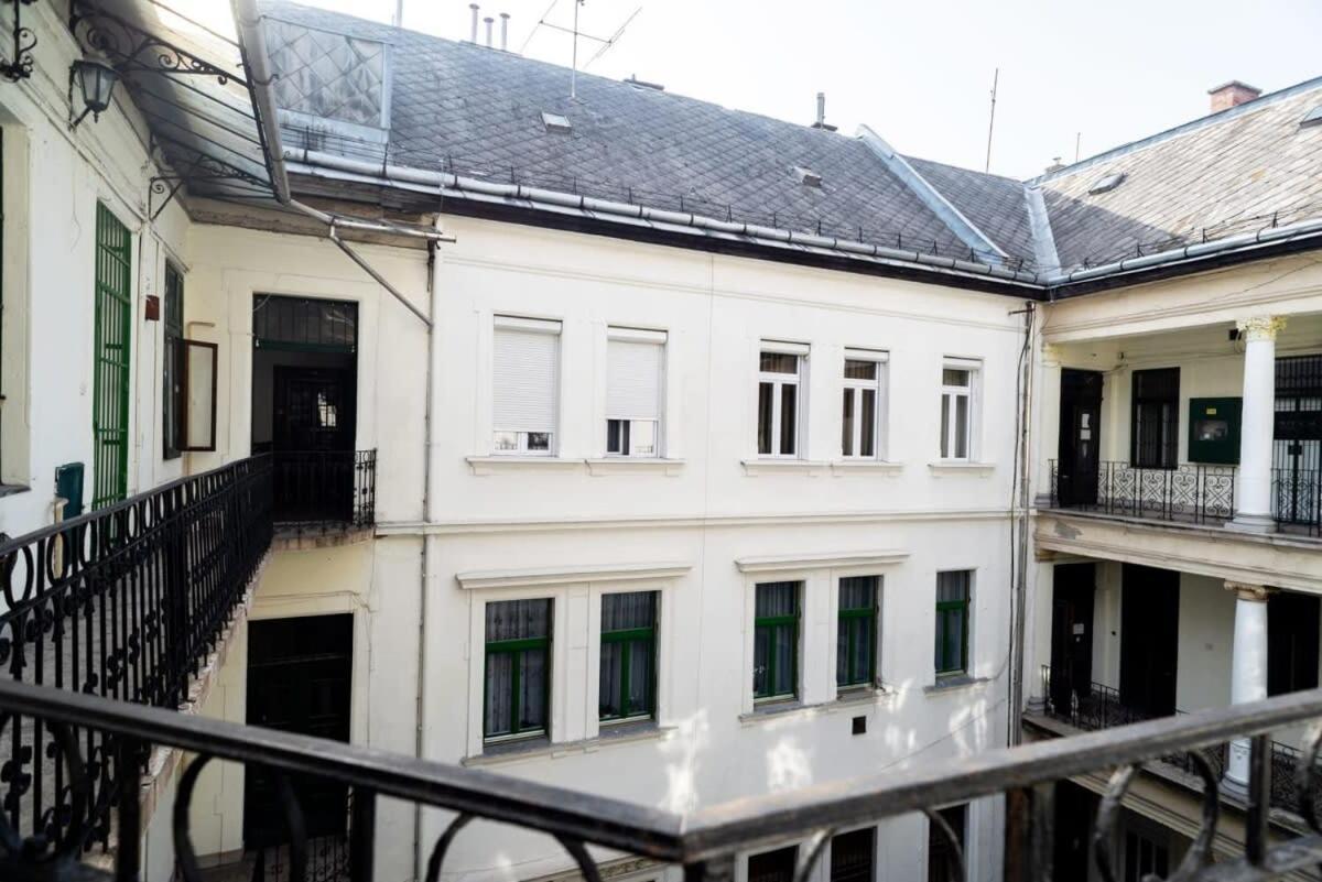 Large Apartment At Perfect Central Location Budapest Eksteriør billede